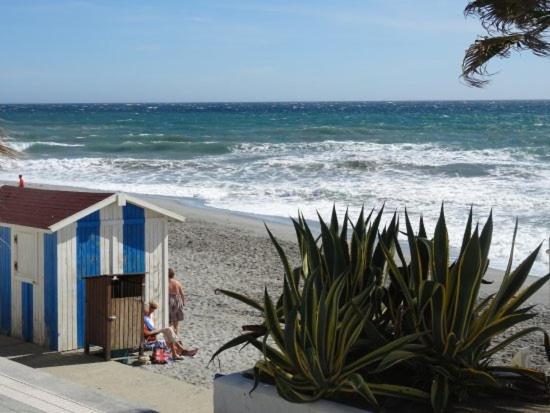 1 Bedroom Beachfront Apartment At Torecilla Beach Nerja Exteriör bild
